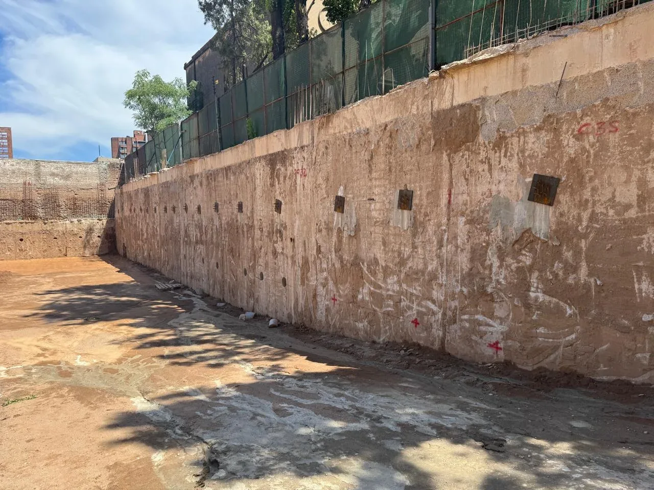Edificio Catalina XI · Vista longitudinal del muro