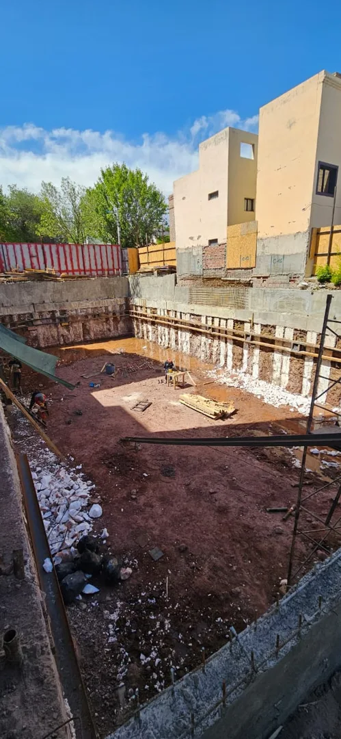 Edificio Barhuse · Vista de la excavación y su perímetro.