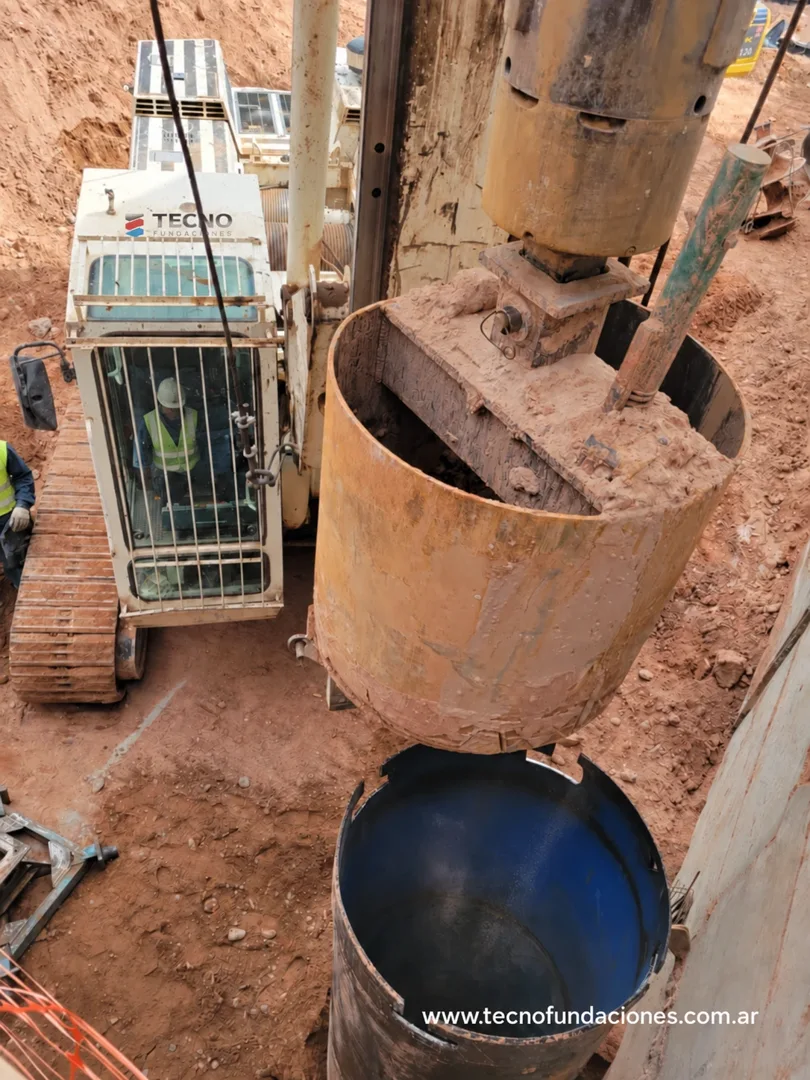 Edificio Multifamiliar · Cipolletti · Herramienta de excavación sobre la camisa metálica.
