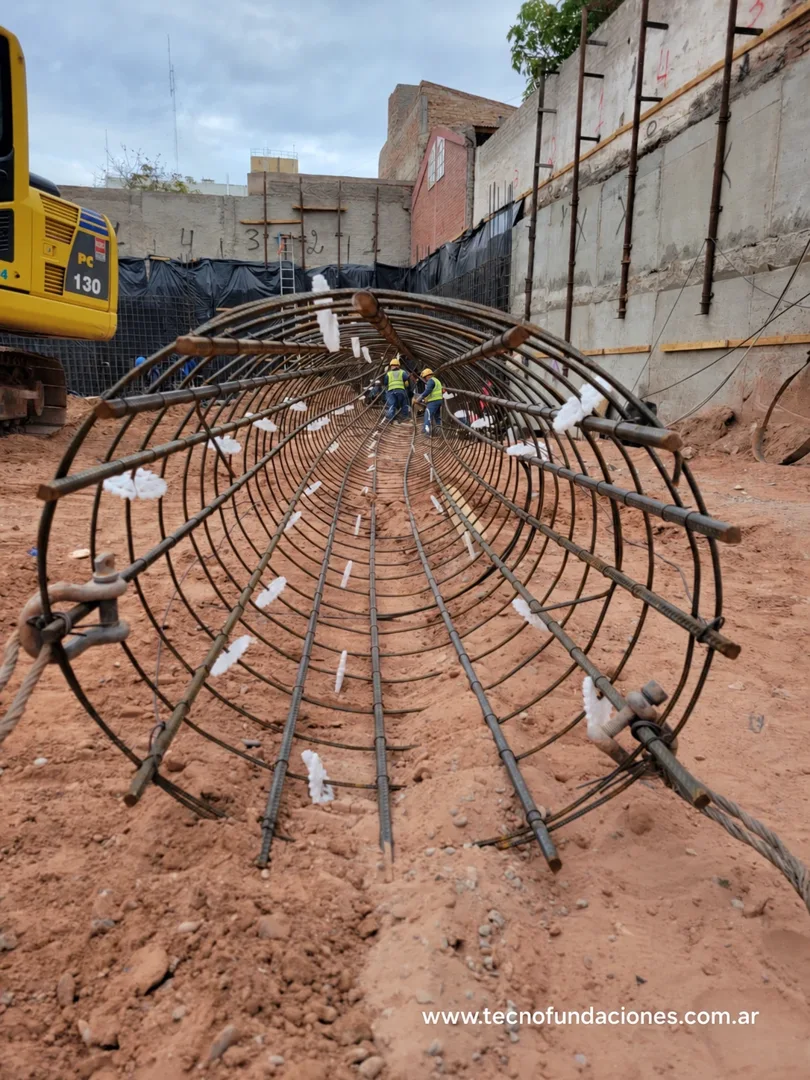 Edificio Multifamiliar · Cipolletti · Armadura preparada para su colocación.