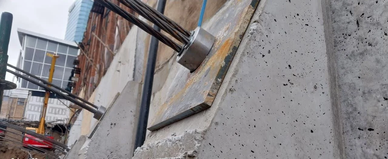 Distrito Buquebus · Detalle de las conexiones y cabezales de anclaje.