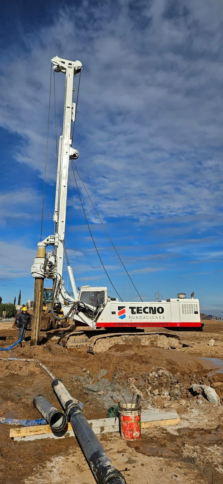 Distribuidor Malvinas Argentinas · Equipo de Tecno Fundaciones durante la ejecución de pilotes.