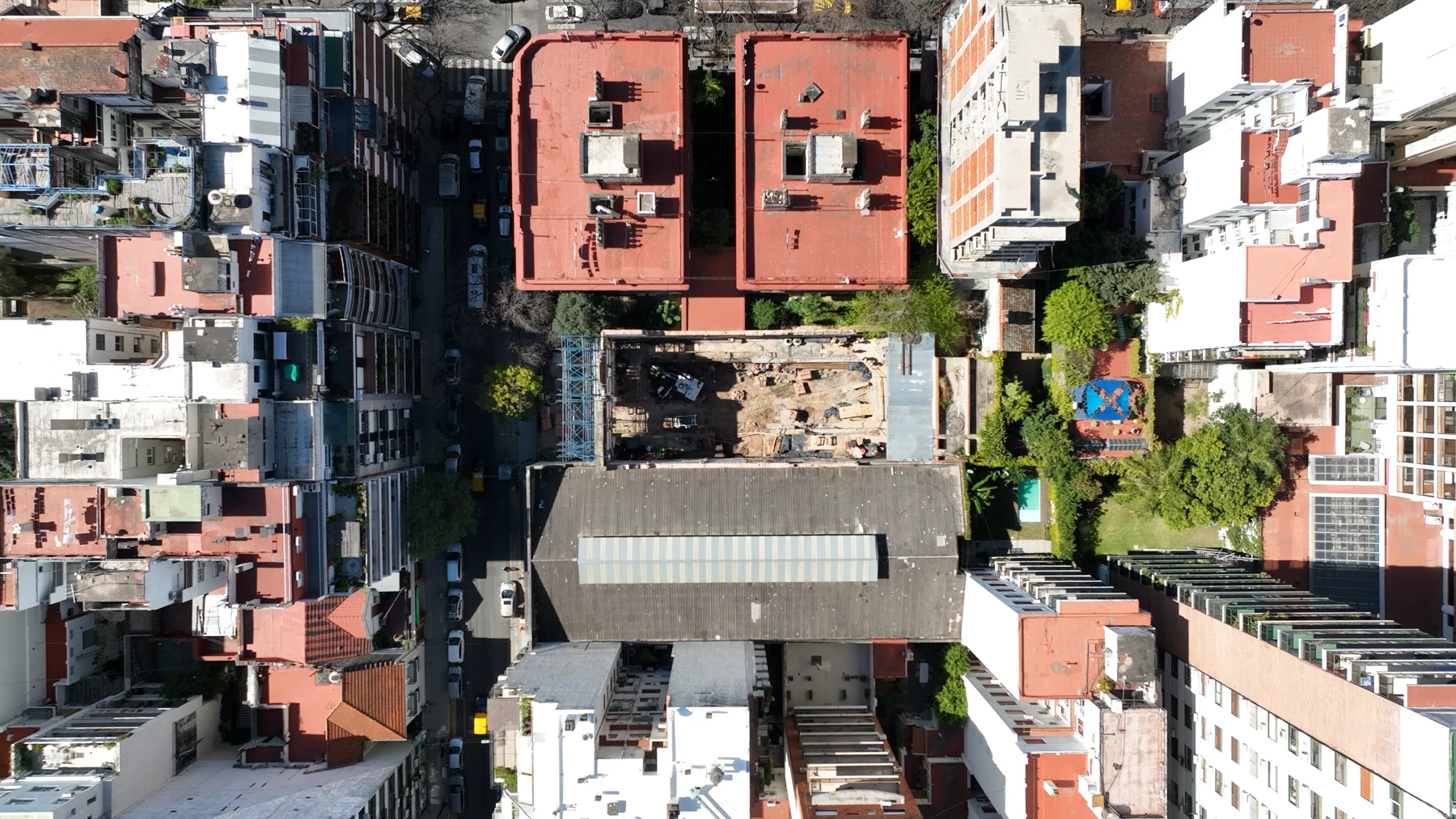 Edificio Mendoza · Vista aérea de la implantación de la obra en la trama urbana.