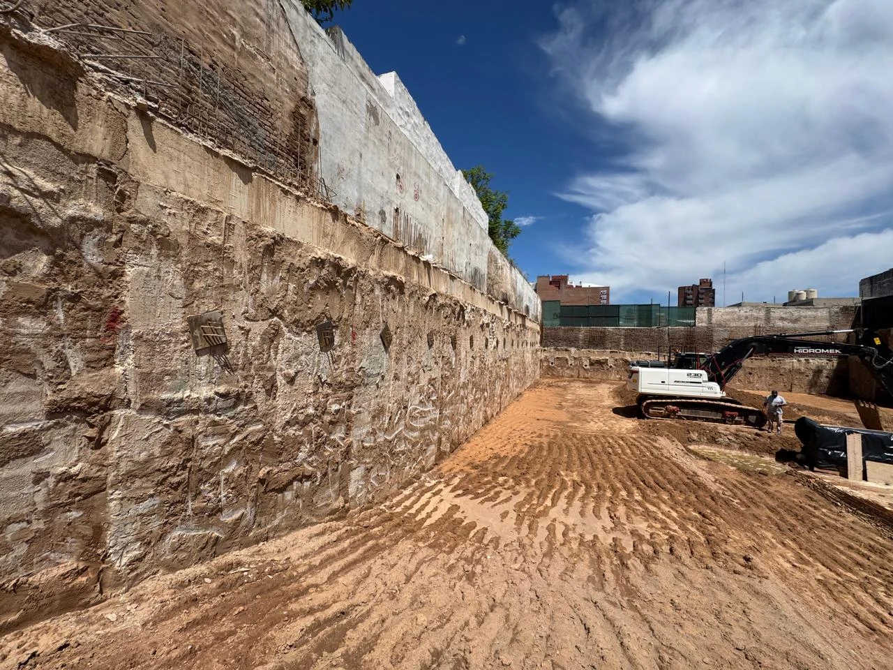 Edificio Catalina XI · Vista general de la excavación y el frente de contención.