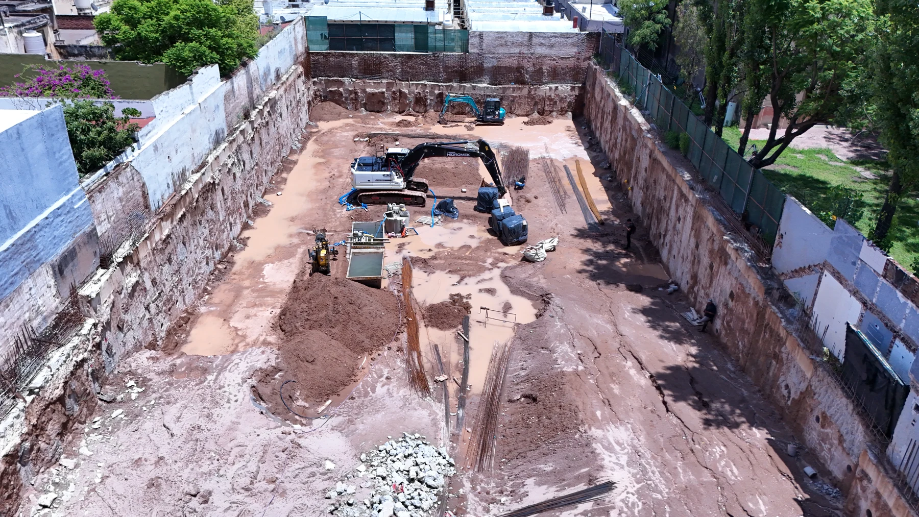 Edificio Catalina XI · Vista aérea del predio y los trabajos de contención.