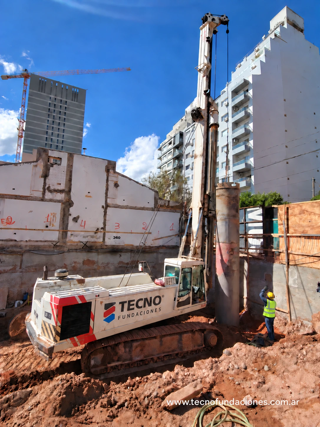 Equipo Tecno Fundaciones durante la ejecución de pilotes encamisados