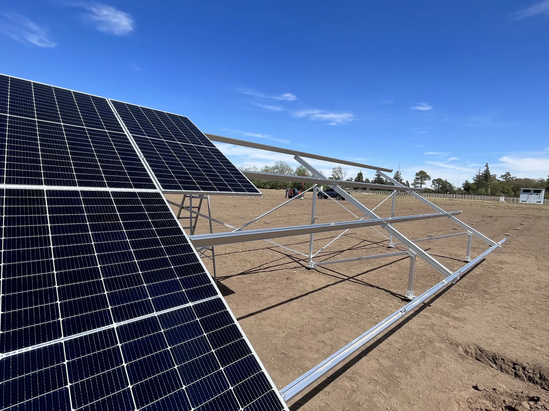 Paneles solares montados sobre las estructuras de soporte.