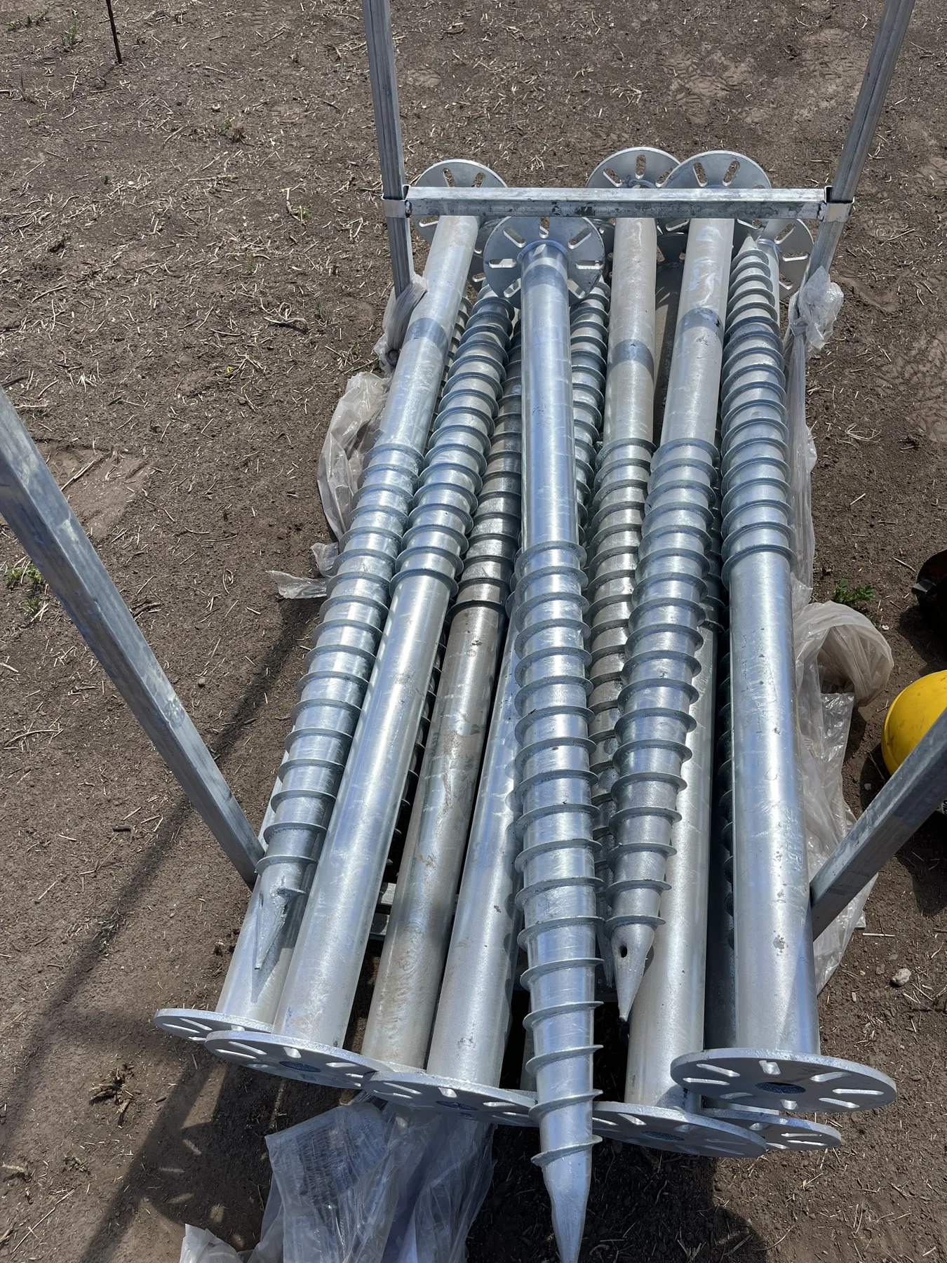 Tornillos metálicos autoperforantes y sus placas de cabeza antes de la instalación.