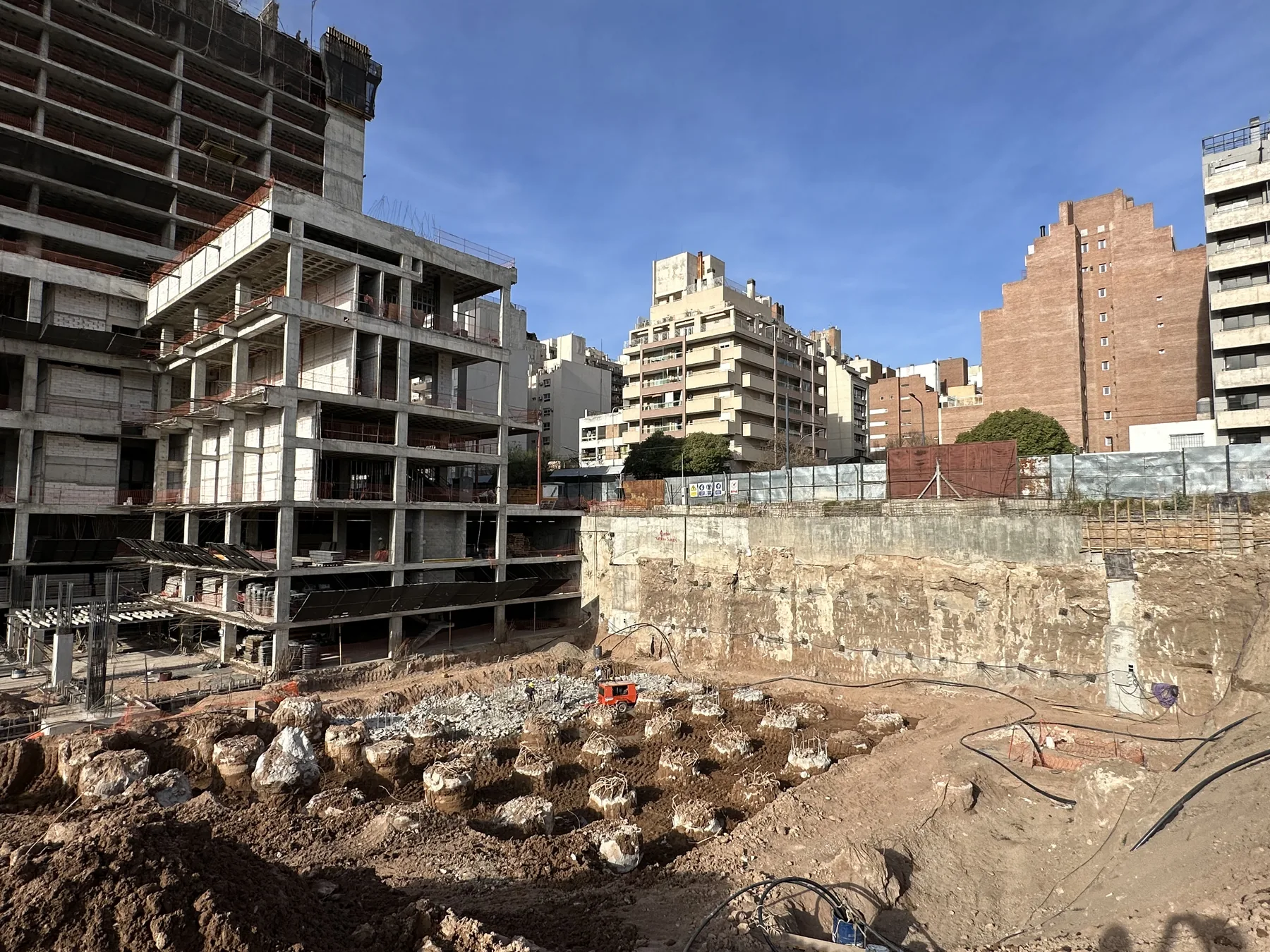 Vista de la excavación y de la contención perimetral del proyecto.