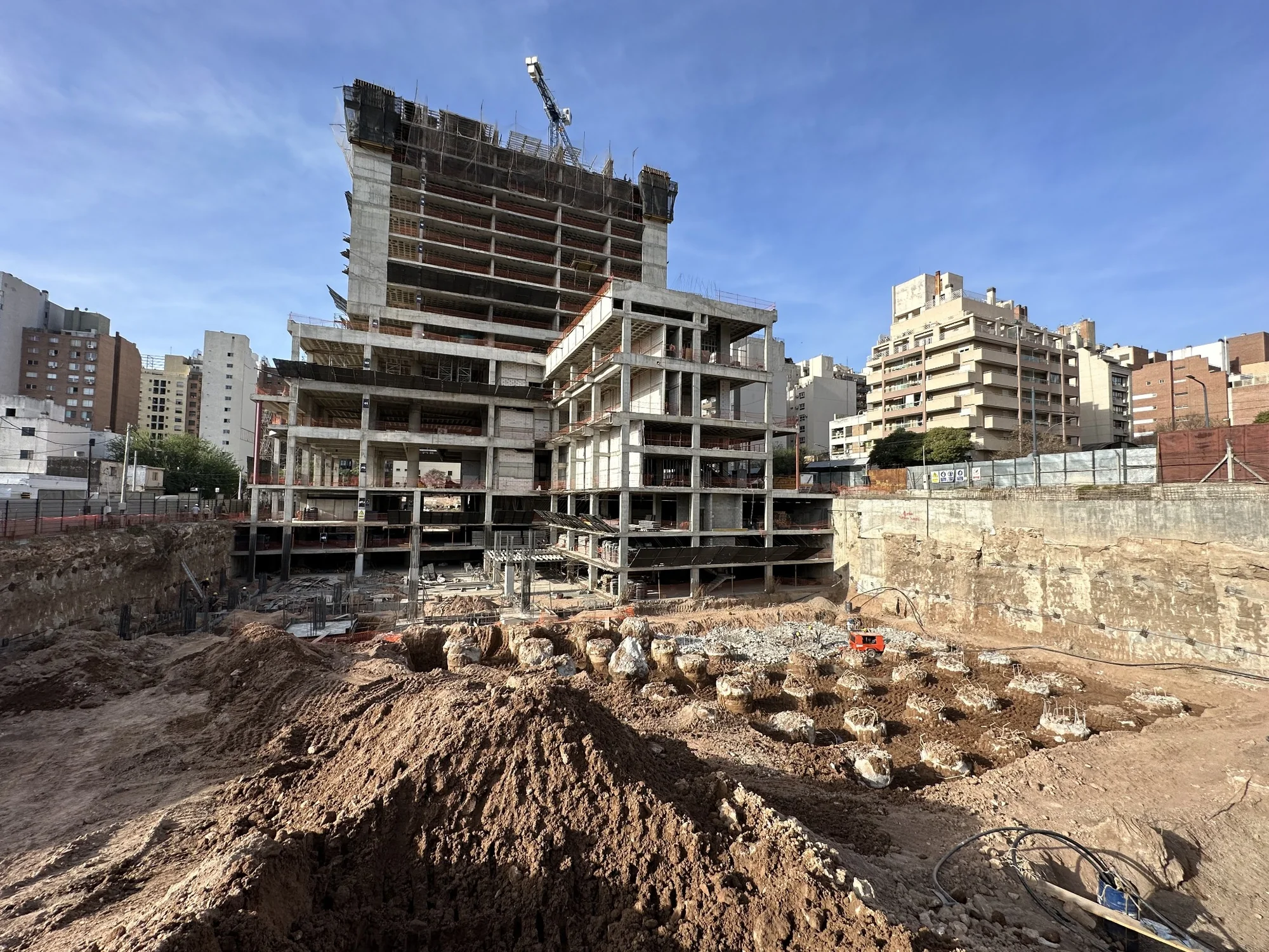 Pilotes de gran diámetro, muro colado y anclajes · Pocito Social Life · Córdoba · Grupo Proaco